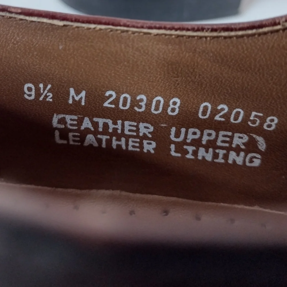Bostonian Dark Brown Leather Oxfords Size (9.1/2)